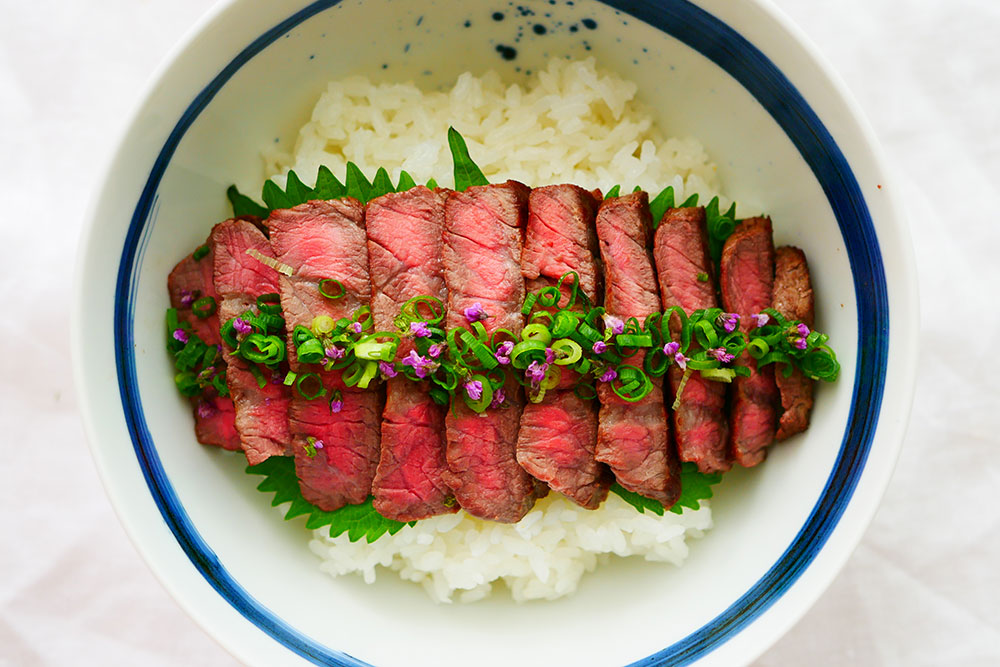 一品で豪華! 簡単どんぶりメニューとどんぶり鉢